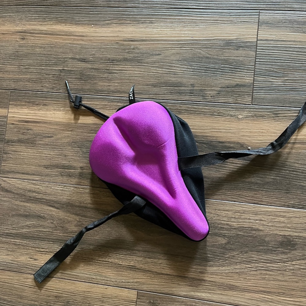 NEVER USED! Gel padded bike seat cover, purple!